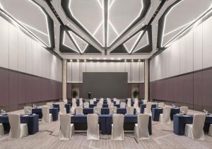 Konferenční prostory v ubytování Crowne Plaza Xiamen Jimei Seaview by IHG-Free Mini Bar