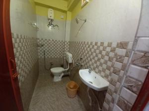 Vonios kambarys apgyvendinimo įstaigoje VEERAS HOME STAY