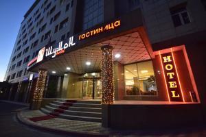 ドゥシャンベにあるHotel Shumonの表札のある建物