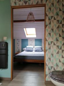 - une chambre avec un lit et une fenêtre dans l'établissement Grand Studio Entre Saône et Vignes, à Tréclun