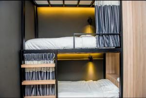 Postel nebo postele na pokoji v ubytování Rumah Tetamu Bunk Bunk