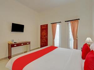 Un pat sau paturi într-o cameră la The Bingin Sari Jimbaran