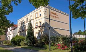 ein Hotel mit einem Schild an der Seite eines Gebäudes in der Unterkunft Bürgerhaus Niesky in Niesky