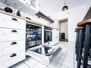 una cucina con armadietti bianchi e lavastoviglie di Shabby Chic im hippen Reudnitz - Zentral & Ruhig a Lipsia