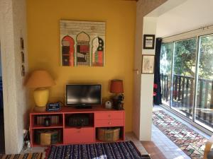 Μια τηλεόραση ή/και κέντρο ψυχαγωγίας στο Maison chaleureuse climatisée à Maubuisson, proche lac