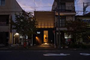un edificio en una calle de la ciudad por la noche en trive ozone バンテリンドーム ナゴヤ近く 都心部好アクセス 大曽根駅 徒歩3分, en Nagoya