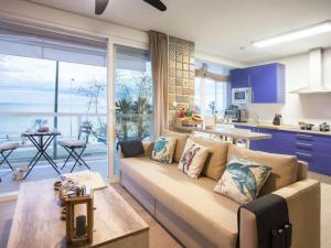 a living room with a couch and a kitchen at Holidays2Malaga Mendoza Terrace & Sea View in Málaga