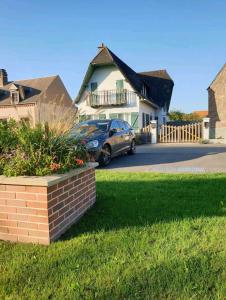 een auto geparkeerd voor een huis bij Aurélien et Charlotte in Ponts-et-Marais