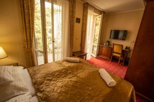 a bedroom with a bed and a large window at Mozart Hotel in Szeged +31 photos