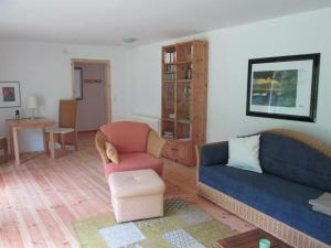 ein Wohnzimmer mit Sofa und Sessel in der Unterkunft Ferienwohnung Gieske - Wollmann in Westerholz