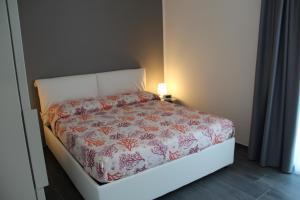1 dormitorio con 1 cama con luz encendida en Venere - Taormina Minerva Luxury Apartment by Taormina Holidays, en Taormina