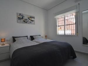 ロハレスにあるBelvilla by OYO Casa Mosaicoの白いベッドルーム(ベッド1台、窓付)