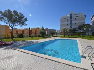 オリフエラ・コスタにあるModern Apartment with Swimming Pool in Orihuelaの建物中央のスイミングプール