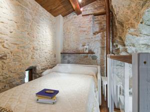 A bed or beds in a room at Apartment in Petrella Guidi with Medieval Charm Még 32 kép