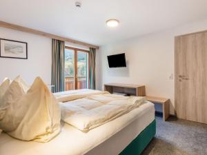 Ein Bett oder Betten in einem Zimmer der Unterkunft Stylish Apartment with Sauna Ski Storage Balcony Pool