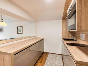 Küche/Küchenzeile in der Unterkunft Stylish Apartment with Sauna Ski Storage Balcony Pool