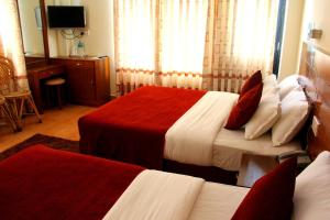 Kama o mga kama sa kuwarto sa Hotel Tara