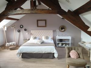 Una cama o camas en una habitación de D'anciennes ''chambres de bonnes''