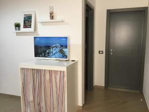 TV a/nebo společenská místnost v ubytování Appartamenti Rimembranze