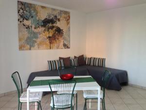 sala de estar con mesa y sofá en Residence Candeloro, en Francavilla al Mare