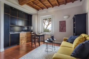 A kitchen or kitchenette at Florence in the window- Unique view