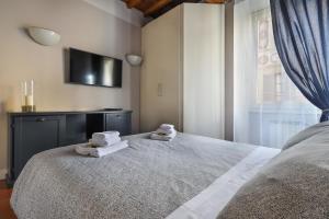 A bed or beds in a room at Florence in the window- Unique view