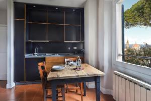 A kitchen or kitchenette at Florence in the window- Unique view
