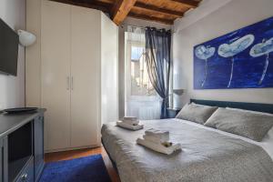 A bed or beds in a room at Florence in the window- Unique view