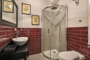 A bathroom at Florence in the window- Unique view
