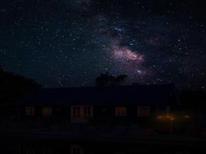 un cielo nocturno con una casa y la Vía Láctea en Gorgeous Riverside Chalet in Cothen, en Cothen