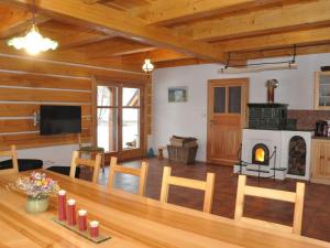 TV a/nebo společenská místnost v ubytování Záhorá Sauna Cottage in Nature