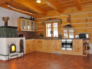 Kuchyň nebo kuchyňský kout v ubytování Záhorá Sauna Cottage in Nature
