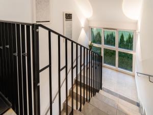 eine Treppe in einem Haus mit zwei Fenstern in der Unterkunft Apartment in St Georgen Salzburg near ski area in Fürstau