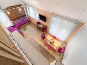 FürstauにあるApartment in St Georgen Salzburg near ski areaの紫色の家具が備わるリビングルームのオーバーヘッドビュー