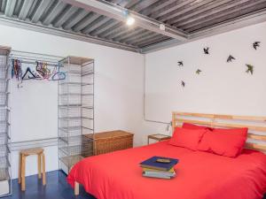 Modern Holiday Home in Sanxenxo near Silgar Seabeach tesisinde bir odada yatak veya yataklar