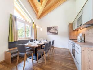 ザールバッハ・ヒンターグレムにあるSpacious Chalet with Sauna in Saalbach Hinterglemmのキッチン、ダイニングルーム(テーブル、椅子付)