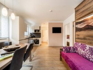uma sala de jantar e sala de estar com uma mesa e um sofá em Apartment in St Georgen Salzburg near ski area em Fürstau