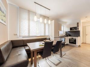 un soggiorno con divano e tavolo di Apartment in St Georgen Salzburg near ski area a Fürstau