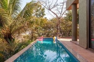สระว่ายน้ำที่อยู่ใกล้ ๆ หรือใน The Blue Horizon by StayVista - Featuring a beach-view villa with a swimming pool, indoor games, and a relaxing balcony