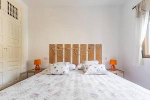 1 dormitorio blanco con 1 cama grande y 2 lámparas en Cala Blanca Javea/Residence, beach, pool, tenis A/C, en Jávea