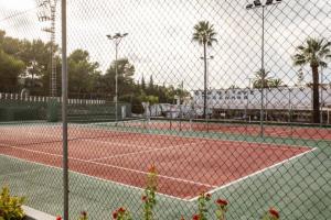 una pista de tenis con 2 pistas de tenis en Cala Blanca Javea/Residence, beach, pool, tenis A/C, en Jávea