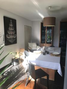 En restaurang eller annat matställe på La Suite Cosy - Votre Pause Arborée