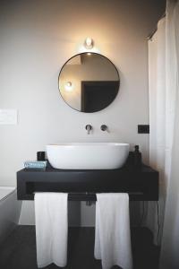 La salle de bains est pourvue d'un lavabo et d'un miroir. dans l'établissement Casa Adele 3, à Itri
