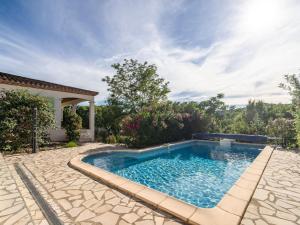 Félines-MinervoisにあるBeautiful villa with spa and heated poolの家庭のスイミングプール