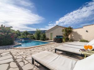 Félines-MinervoisにあるBeautiful villa with spa and heated poolのラウンジチェア付きのプール、スイミングプールを提供しています。