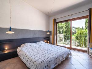 Un pat sau paturi într-o cameră la Villa in Pouzols Minervois with private pool