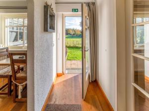 um corredor com uma porta que leva a um quarto com vista em Charming house with sauna and Nordic bath em Büllingen