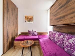 1 dormitorio con 2 literas y mesa en Apartment in St Georgen Salzburg near ski area, en Fürstau