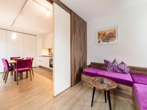 sala de estar con sofá púrpura y mesa en Apartment in St Georgen Salzburg near ski area, en Fürstau