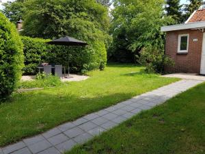 Vrt pred nastanitvijo Charming Holiday Home in Garderen with Garden